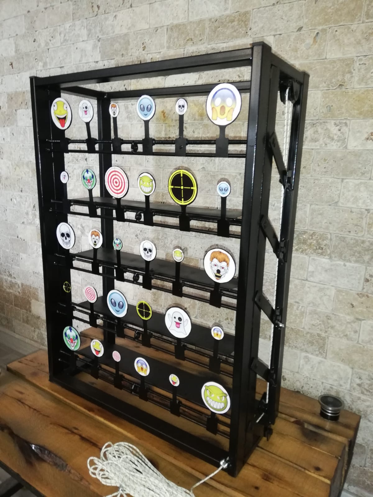 Airsoft Poligon Hedef Sistemi – 30 Figürlü İpli Makaralı Model (Emoji Modelli Hedefler) MASA ÜSTÜ MODEL